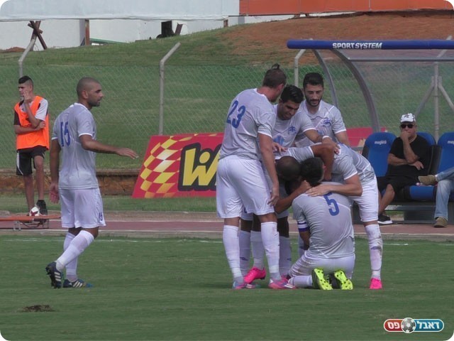 שחקני שעריים חוגגים עם חיים מלכה (שקד מורג)